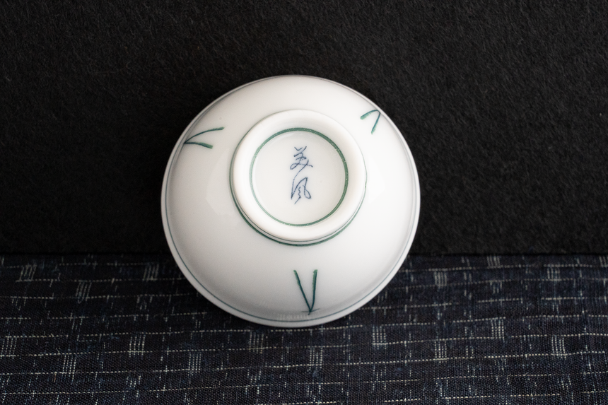 Porzellantasse, mit Kiefernadel